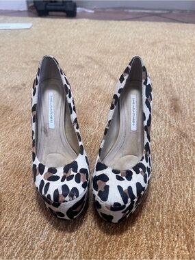 Diane Von Furstenberg Leopard-Print Cow hide Pony Hair Platform Pumps Sz 8